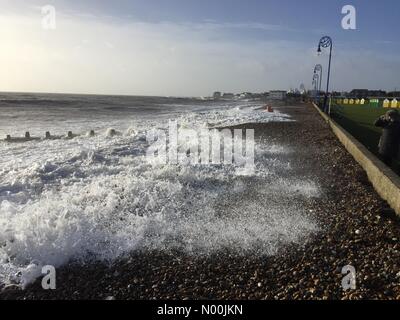 Felpham in der Nähe von Chichester, Großbritannien. 3. Januar, 2017. Überflutete Promenade bei Flut, Felpham in der Nähe von Chichester bei Unwetter Eleanor, 3. Januar 2018 Credit: Stuart C. Clarke/StockimoNews/Alamy Live News Credit: Stuart C. Clarke/StockimoNews/Alamy leben Nachrichten Stockfoto