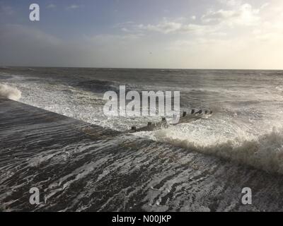 Felpham in der Nähe von Chichester, Großbritannien. 3. Januar, 2017. Überflutete Promenade bei Flut, Felpham in der Nähe von Chichester bei Unwetter Eleanor, 3. Januar 2018 Credit: Stuart C. Clarke/StockimoNews/Alamy Live News Credit: Stuart C. Clarke/StockimoNews/Alamy leben Nachrichten Stockfoto