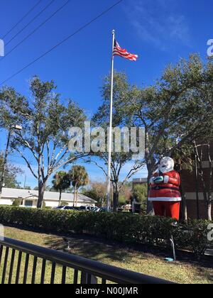 Florisa, USA. 5. Januar, 2018. Weihnachtsmann mit der amerikanischen Flagge im sonnigen Florida Credit: Teresa Williams/StockimoNews/Alamy Live News Credit: Teresa Williams/StockimoNews/Alamy leben Nachrichten Stockfoto