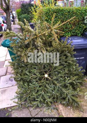 London, Großbritannien. 06 Jan, 2018. Eine verlassene Weihnachtsbaum am Tag der Erscheinung des Herrn, 6. Januar 2018 in Muswell Hill, London, England: Louisa Cook/StockimoNews/Alamy Live News Credit: Louisa Cook/StockimoNews/Alamy leben Nachrichten Stockfoto