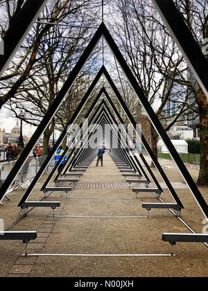 London, Großbritannien. 15. Januar, 2018. Arbeiter auf der Riverside Promenade einrichten Der Wave, einer Installation bestehend aus 40 dreieckig, interaktive leuchtenden Tore, bereit für die Lumiere London Festival. South Bank, London, England, UK. Credit: Jamie Gladden/StockimoNews/Alamy Live News Credit: Jamie Gladden/StockimoNews/Alamy leben Nachrichten Stockfoto