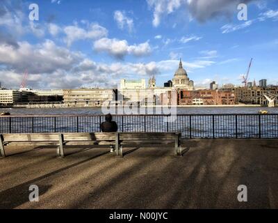 London, Großbritannien. 17 Jan, 2018. UK Wetter: ein Mann sitzt auf einer Bank am Südufer der Themse, genießen den Blick auf die St. Paul's Kathedrale an einem strahlend schönen Winter am Nachmittag, London, England, UK. Credit: Jamie Gladden/StockimoNews/Alamy leben Nachrichten Stockfoto