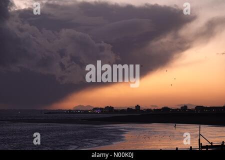 Hayling. Beachlands, Hayling Island. 18. Januar 2018. UK Wetter: Stürmische auf Hayling. Beachlands, Hayling Island. 18. Januar 2018. Die Reste der Sturm Fionn der Südküste am Nachmittag schlug. Ein cumulonimbus Cloud bei Sonnenuntergang, von Hayling Island gesehen. Credit: jamesjagger/StockimoNews/Alamy leben Nachrichten Stockfoto