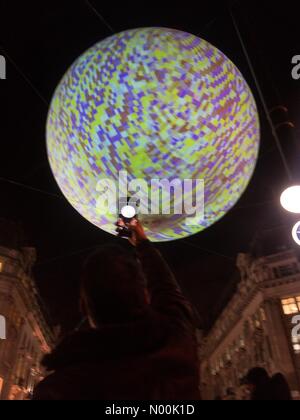 London, Großbritannien. 19. Januar, 2018. 19/01/2019 London UK Mann ein Foto von einer Kunst Installation ist Teil von London Lumiere Licht Festival Credit: Emin Ozkan/StockimoNews/Alamy leben Nachrichten Stockfoto