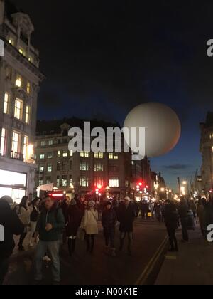 Oxford St, London, UK. 19 Jan, 2018. 19/01/2018 London UK Oxford Circus Lumiere Festival 2018 Credit: Emin Ozkan/StockimoNews/Alamy leben Nachrichten Stockfoto