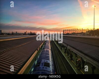 London, Großbritannien. 30 Jan, 2018. UK Wetter: Bunte Sonnenaufgang über London als vom Clapham Junction Station Credit gesehen: Steve Hell/StockimoNews/Alamy leben Nachrichten Stockfoto