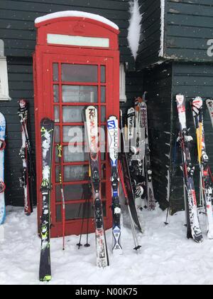 Glenshee, Schottland, Vereinigtes Königreich. 3. Februar, 2018. Skier lehnte sich gegen rotes Telefon boxy in Glenshee Skigebiet in Schottland, Großbritannien. Neue schneefälle brachte viele Skifahrer auf den Pisten heute Credit: highbrow/StockimoNews/Alamy leben Nachrichten Stockfoto