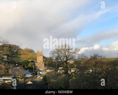 Marldon, Paignton, Großbritannien. 11 Feb, 2018. UK Wetter: Sonnenaufgang über Marldon. Love Lane, Marldon. 11. Februar 2018. Winterliches Wetter in South Devon heute Morgen. Sonnenaufgang über Marldon in der Nähe von Torquay in South Devon. Credit: jamesjagger/StockimoNews/Alamy leben Nachrichten Stockfoto