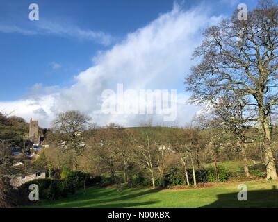 UK Wetter: Regenbogen über Marldon. Love Lane, Marldon. 11. Februar 2018. Winterliches Wetter in South Devon heute Morgen. Ein Regenbogen über Marldon in der Nähe von Torquay in South Devon. Credit: jamesjagger/StockimoNews/Alamy leben Nachrichten Stockfoto