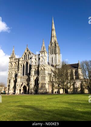 Salisbury, Großbritannien. 15 Feb, 2018. UK Wetter: Sonnig in Salisbury. Die Kathedrale von Salisbury, Salisbury. 15. Februar 2018. Strahlender Sonnenschein über den Süden von England heute. Blauer Himmel über die Kathedrale von Salisbury. Credit: jamesjagger/StockimoNews/Alamy leben Nachrichten Stockfoto