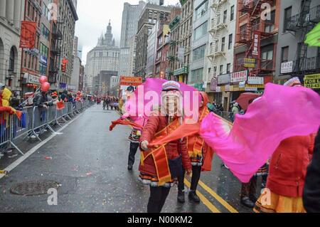 New York City, USA. 25 Feb, 2018. Teilnehmer März während des Chinese New Year Parade in ChinaTown, New York, Jan. 25, 2018. Ein Chinese New Year Parade wurde hier am Sonntag hielt das Jahr des Hundes zu feiern. Credit: Ryan Rahman/StockimoNews/Alamy leben Nachrichten Stockfoto