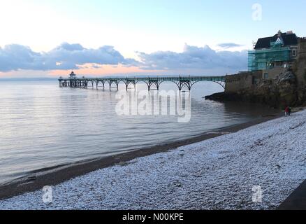 Clevedon Pier in North Somerset, Vereinigtes Königreich. 27. Februar, 2018. Strand bedeckt im Schnee Credit: monovarman/StockimoNews/Alamy leben Nachrichten Stockfoto