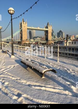 London, Großbritannien. 28. Februar, 2018. Tower Bridge im Schnee Credit: Victoria Simon/StockimoNews/Alamy leben Nachrichten Stockfoto