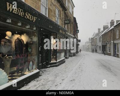 UK Wetter. Billig Straße im Schnee, Sherborne, West Dorset. Viele weiße Zeug billige Straße am Nachmittag als Sturm Emma mehr Schnee und Glatteis in den Westen Land bringt. Stockfoto