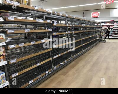 Swansea, Großbritannien. 03 Mär, 2018. Leere Brot in den Regalen Sainsbury's Supermarkt in Swansea als Folge von panikkäufen wegen des kalten Wetters. Credit: Phil Rees/StockimoNews/Alamy leben Nachrichten Stockfoto