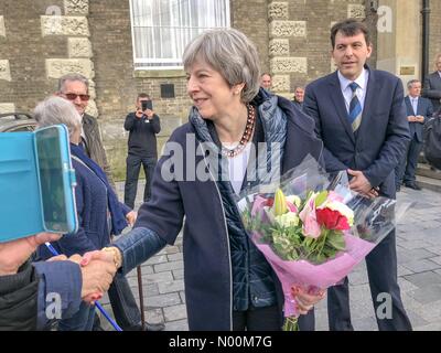 Theresa kann der britische Premierminister die Leute von Salisbury, Seite der Guildford heute danken. Stockfoto