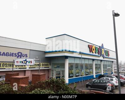 Toys R Us Verschlüsse - Am 15. März 2018 an Birstall, Yorkshire. Wie Nachrichten, Toys R Us ist alle Stores schließen innerhalb von 6 Wochen die Birstall store, West Yorkshire hat seine Schließung Verkauf gestartet Stockfoto