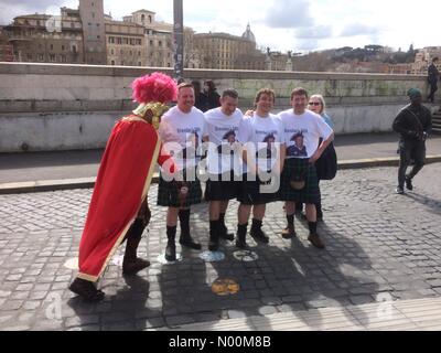 50, Roma RM, Italien. 16 Mär, 2018. Schottland Rugby Fans in die Innenstadt von Rom vor sechs Nationen Rugby-spiel v Italien Credit: PennPix/Matt Pennington/StockimoNews/Alamy leben Nachrichten Stockfoto