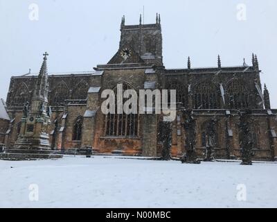 UK Wetter. Dorset, Großbritannien. 18. März 2018. Schnee fällt auf die Abtei in der historischen Marktstadt Sherbourne, Dorset, wie die so genannte Mini Tier aus dem Osten ein kälteeinbruch mit sich bringt. Stockfoto