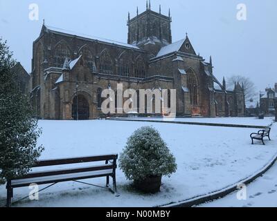 UK Wetter: Sherbourne, Dorset. Schnee fällt auf die Abtei als die so genannte Mini Tier aus dem Osten eine andere eisige Blast im Süden Westen bringt. Stockfoto