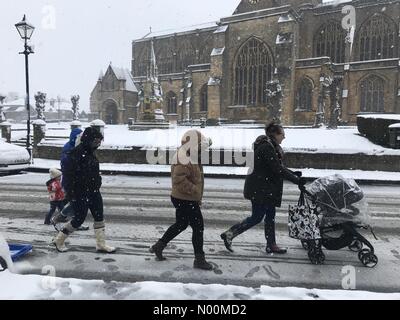 UK Wetter: Sherbourne, Dorset. Familien trotzen dem Schnee in der historischen Marktstadt Sherborne als so genannte Mini Tier aus dem Osten eine andere eisige Blast im Süden Westen bringt. Stockfoto