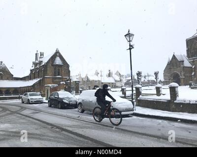UK Wetter: Sherbourne, Dorset. Ein Radfahrer trotzt der Schnee in der historischen Marktstadt Sherborne als so genannte Mini Tier aus dem Osten eine andere eisige Blast im Süden Westen bringt. Stockfoto