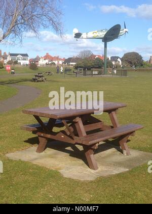 Lytham St. Annes, England. 19 Mär, 2018. Großbritannien Wetter. Kein Schnee hier! Lytham St. Anne's replica Spitfire aalt sich in Hell, aber bitter kalt Frühlingssonne Credit: Roger Goodwin/StockimoNews/Alamy leben Nachrichten Stockfoto