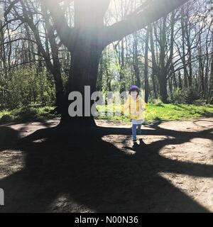 London, Großbritannien. 05 Apr, 2018. Vier Jahre alten Alice Junge läuft durch Morden Hall Park, ein National Trust Park in der Nähe von Wimbledon, London genießt eine heller Frühlingstag. Credit: Katie Collins/StockimoNews/Alamy leben Nachrichten Stockfoto