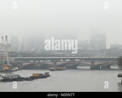 Waterloo Bridge, London, UK. 12 Apr, 2018. UK Wetter: London City Skyline im dichten Nebel Kredit abgedeckt: Amer ghazzal/StockimoNews/Alamy leben Nachrichten Stockfoto