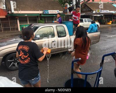 Udon Thani, Isaan, Thailand. 13 Apr, 2018. Songkran Tag, Songkran, dem thailändischen Neujahr 2018, zwei Frauen werfen Wasser bei Menschen auf einem Pickup, Udon Thani, Isaan, Thailand. Credit: Ric Holland/StockimoNews/Alamy leben Nachrichten Stockfoto