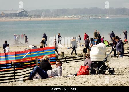 UK Wetter: Sonnig bei Wittering. West, Strand West Wittering. 14. April 2018. Strahlender Sonnenschein entlang der Südküste heute. Die Menschen genießen den Strand an der West Wittering, West Sussex. Credit: jamesjagger/StockimoNews/Alamy leben Nachrichten Stockfoto