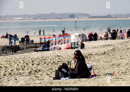 UK Wetter: Sonnig bei Wittering. West, Strand West Wittering. 14. April 2018. Strahlender Sonnenschein entlang der Südküste heute. Die Menschen genießen den Strand an der West Wittering, West Sussex. Credit: jamesjagger/StockimoNews/Alamy leben Nachrichten Stockfoto