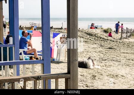 UK Wetter: Sonnig bei Wittering. West, Strand West Wittering. 14. April 2018. Strahlender Sonnenschein entlang der Südküste heute. Die Menschen genießen den Strand an der West Wittering, West Sussex. Credit: jamesjagger/StockimoNews/Alamy leben Nachrichten Stockfoto