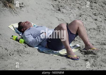 UK Wetter: Sonnig bei Wittering. West, Strand West Wittering. 14. April 2018. Strahlender Sonnenschein entlang der Südküste heute. Die Menschen genießen den Strand an der West Wittering, West Sussex. Credit: jamesjagger/StockimoNews/Alamy leben Nachrichten Stockfoto