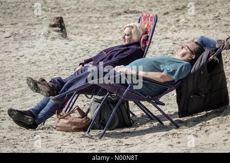 UK Wetter: Sonnig bei Wittering. West, Strand West Wittering. 14. April 2018. Strahlender Sonnenschein entlang der Südküste heute. Die Menschen genießen den Strand an der West Wittering, West Sussex. Credit: jamesjagger/StockimoNews/Alamy leben Nachrichten Stockfoto