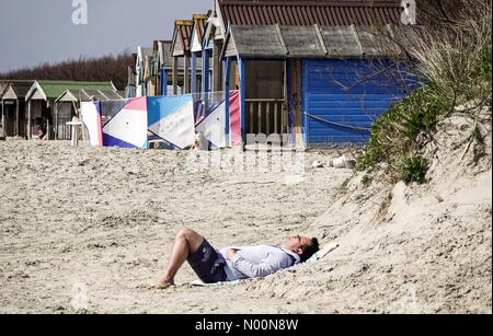 UK Wetter: Sonnig bei Wittering. West, Strand West Wittering. 14. April 2018. Strahlender Sonnenschein entlang der Südküste heute. Die Menschen genießen den Strand an der West Wittering, West Sussex. Credit: jamesjagger/StockimoNews/Alamy leben Nachrichten Stockfoto