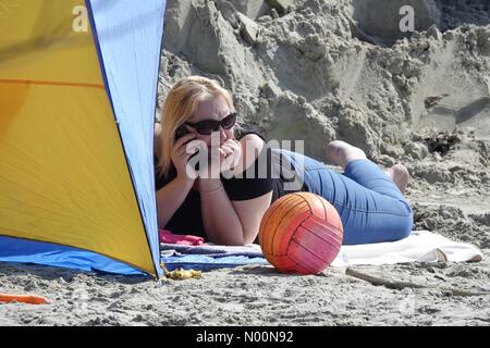 UK Wetter: Sonnig bei Wittering. West, Strand West Wittering. 14. April 2018. Strahlender Sonnenschein entlang der Südküste heute. Die Menschen genießen den Strand an der West Wittering, West Sussex. Credit: jamesjagger/StockimoNews/Alamy leben Nachrichten Stockfoto