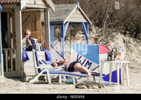 UK Wetter: Sonnig bei Wittering. West, Strand West Wittering. 14. April 2018. Strahlender Sonnenschein entlang der Südküste heute. Die Menschen genießen den Strand an der West Wittering, West Sussex. Credit: jamesjagger/StockimoNews/Alamy leben Nachrichten Stockfoto