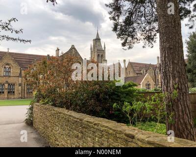 Godalming, Großbritannien. 21 Apr, 2018. UK Wetter: bewölkt in Godalming. Kartause Road, Godalming. 21. April 2018. Gebäude die Bewölkung über dem Haus Grafschaften an diesem Nachmittag. Charterhouse Schule in Godalming, Surrey. Credit: jamesjagger/StockimoNews/Alamy leben Nachrichten Stockfoto