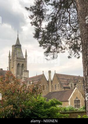 Godalming, Großbritannien. 21 Apr, 2018. UK Wetter: bewölkt in Godalming. Kartause Road, Godalming. 21. April 2018. Gebäude die Bewölkung über dem Haus Grafschaften an diesem Nachmittag. Charterhouse Schule in Godalming, Surrey. Credit: jamesjagger/StockimoNews/Alamy leben Nachrichten Stockfoto