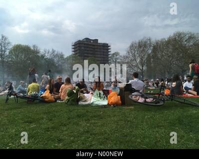 London, Großbritannien. 21 Apr, 2018. 21 April 2018 London Menschen mit Grillen in London Felder auf einem schönen warmen April Tag Credit: Emin Ozkan/StockimoNews/Alamy leben Nachrichten Stockfoto