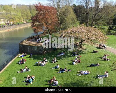 Bath, England 21 Apr 2018 ein schöner Tag in der Badewanne, mit teilweise bewölktem Himmel und 22 C. Credit: Lisa Werner/StockimoNews/Alamy leben Nachrichten Stockfoto