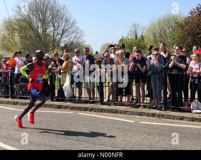 Sir Mo Farah nähert sich 17 Meilen auf der London Marathon 2018 Stockfoto