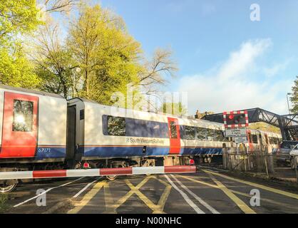 Milford, Surrey, Großbritannien. Station Lane, Milford. 25. April 2018. Fortsetzung Engineering arbeitet in Wimbledon verursacht Störungen Rail Services heute morgen in Milford Credit: jamesjagger/StockimoNews/Alamy leben Nachrichten Stockfoto