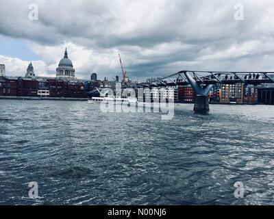 UK Wettervorhersage - 26 April 2018 ein kalter und kühlen Tag in London im Millennium Bridge an der Themse mit Blick auf Saint Paul's Cathedral. Stockfoto