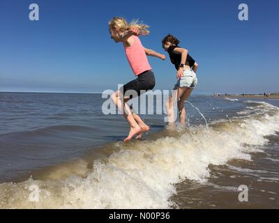 UK Wetter: Sonnig in Cleveleys, Lancashire. Kinder Spaß im Meer an einem herrlichen sonnigen Tag in Cleveleys Stockfoto
