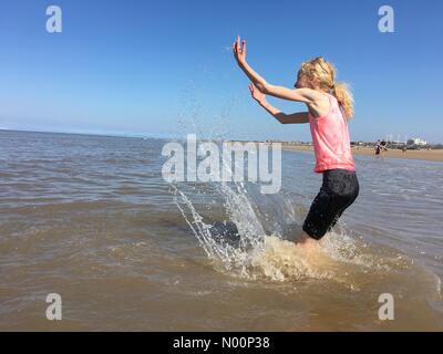 UK Wetter: Sonnig in Cleveleys, Lancashire. Junge Mädchen Spaß haben im Meer an einem herrlichen sonnigen Tag in Cleveleys Stockfoto