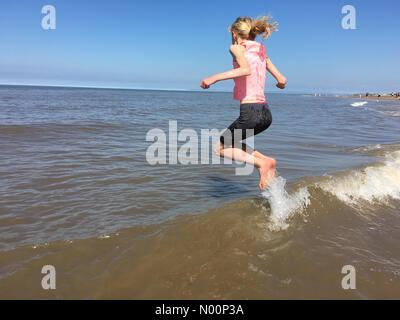 UK Wetter: Sonnig in Cleveleys, Lancashire. Junge Mädchen Spaß haben im Meer an einem herrlichen sonnigen Tag in Cleveleys Stockfoto