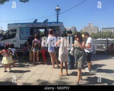 Southbank, London, UK. 7. Mai 2018 Southbank London UK Londoner Schlange vor einem Eis van, wie Sie genießen Rekordverdächtigen warmen sonnigen May Bank Holiday in Southbank. Credit: Emin Ozkan/StockimoNews/Alamy leben Nachrichten Stockfoto