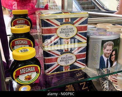 Windsor, Großbritannien. 8. Mai, 2018. Royal Wedding merchandise Credit: clarebarneswindsor/StockimoNews/Alamy leben Nachrichten Stockfoto